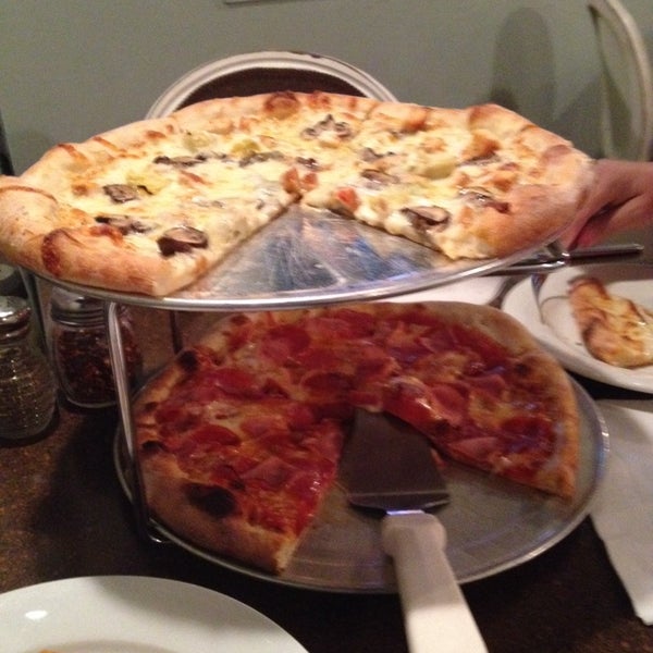 Das Foto wurde bei Fire Slice Pizzeria von Joe M. am 4/19/2014 aufgenommen