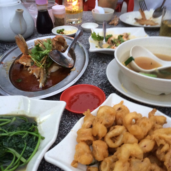 Photo prise au Weng Yin Seafood Village 九里香海鮮村 par Watever W. le3/12/2015