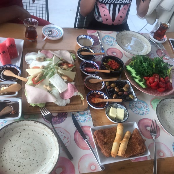 Foto scattata a Kirinti Simit Cafe da Arif C. il 8/22/2019