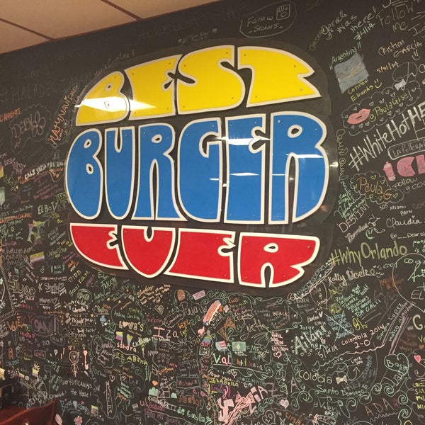 Photo taken at Junior Colombian Burger - South Trail Circle by Rafael S. on 10/23/2015