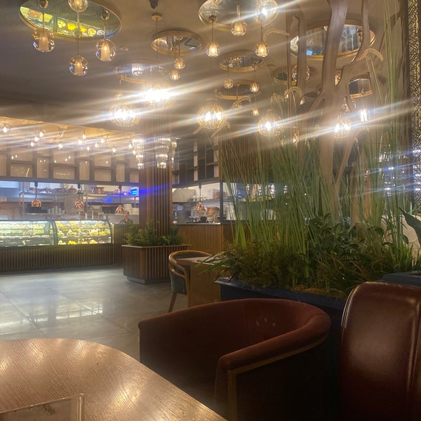 Foto tirada no(a) Maroof Cafe Lounge por Aysun A. em 11/24/2021