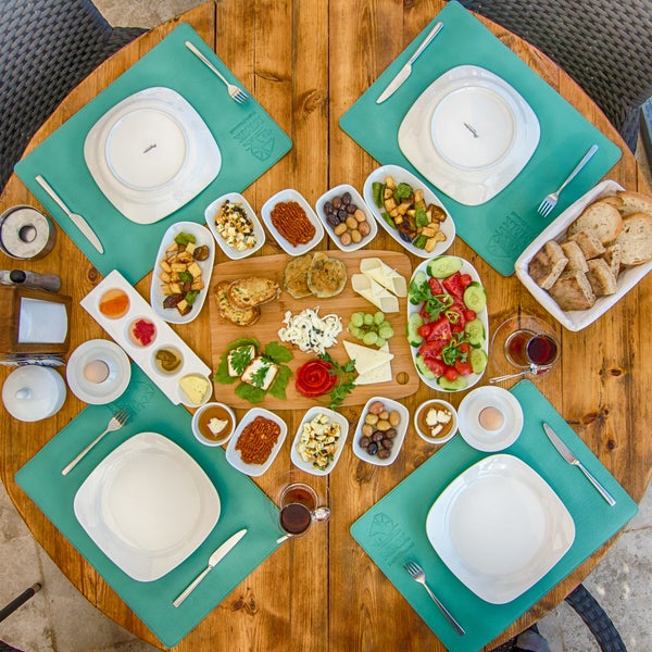 8/22/2015 tarihinde MMK Yeldeğirmeni Restaurant Yalıkavakziyaretçi tarafından MMK Yeldeğirmeni Restaurant Yalıkavak'de çekilen fotoğraf