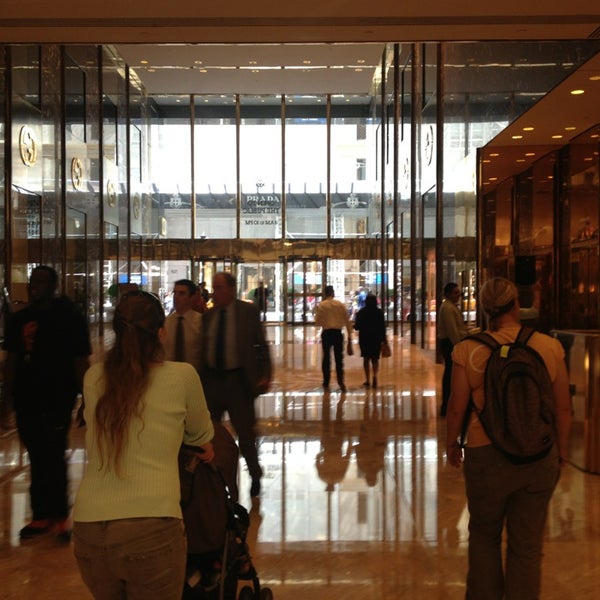 Foto tirada no(a) Trump Tower Atrium por Sami J. em 9/5/2013