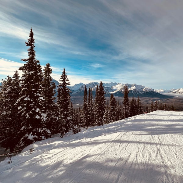 Снимок сделан в Lake Louise Ski Area &amp; Mountain Resort пользователем Howard H. 1/2/2023