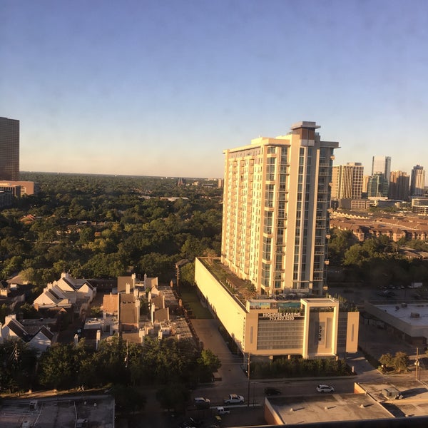 10/21/2016 tarihinde Eric R.ziyaretçi tarafından DoubleTree by Hilton Hotel &amp; Suites Houston by the Galleria'de çekilen fotoğraf