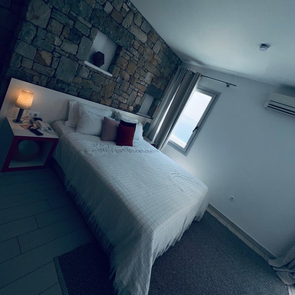 Foto diambil di Kouros Hotel &amp; Suites oleh Aziz T. pada 8/22/2022