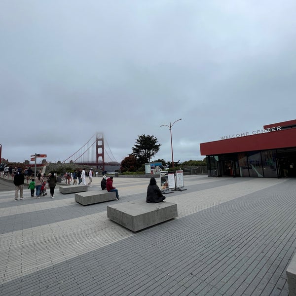 Снимок сделан в Golden Gate Bridge Welcome Center пользователем Brady D. 10/1/2022