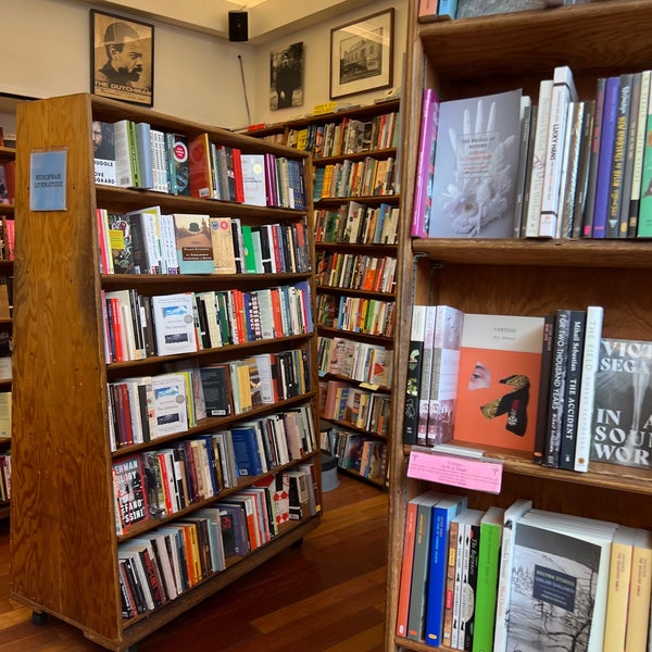 3/3/2022 tarihinde Brady D.ziyaretçi tarafından City Lights Bookstore'de çekilen fotoğraf