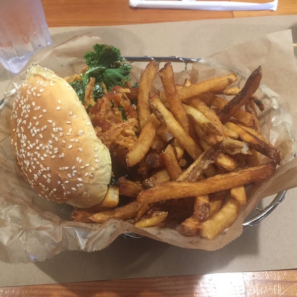 3/26/2016에 Sara B.님이 Farm Burger에서 찍은 사진