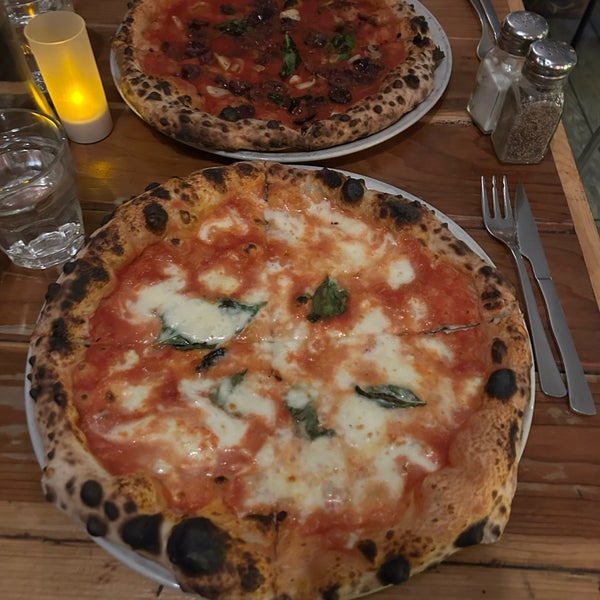 Foto diambil di Sottocasa Pizzeria oleh Lauren pada 3/22/2023