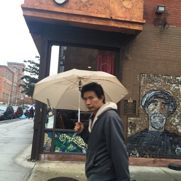 Foto tomada en East Harlem Cafe  por Lauren el 12/23/2015
