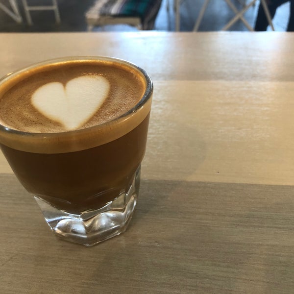Foto scattata a Revolucion Coffee + Juice da Lauren il 10/25/2019
