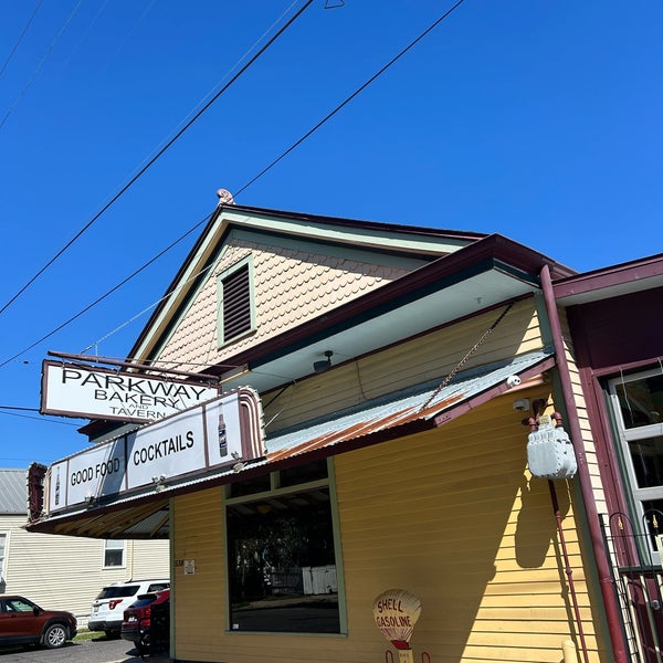 Foto tirada no(a) Parkway Bakery &amp; Tavern por Lauren em 4/22/2024