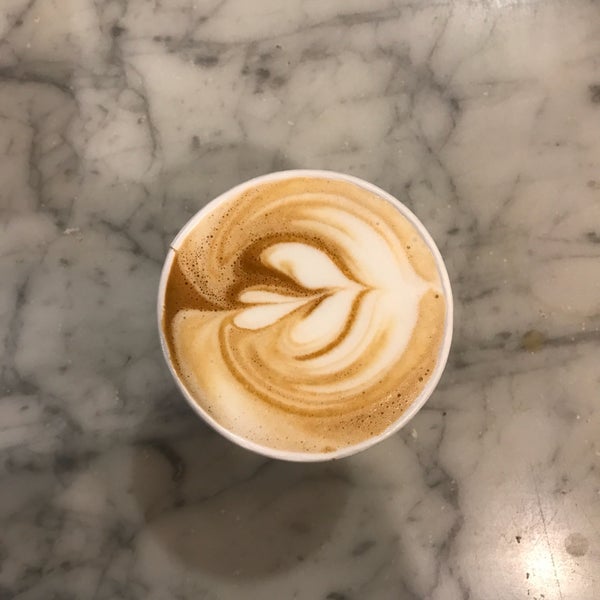 รูปภาพถ่ายที่ R&amp;R Coffee โดย Lauren เมื่อ 1/17/2017