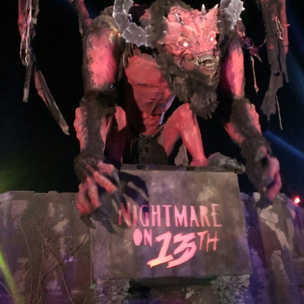 Foto scattata a Nightmare on 13th da ᴡ R. il 10/19/2017