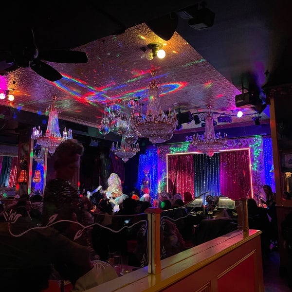 Das Foto wurde bei Lips Drag Queen Show Palace, Restaurant &amp; Bar von Ashley Z. am 1/23/2022 aufgenommen