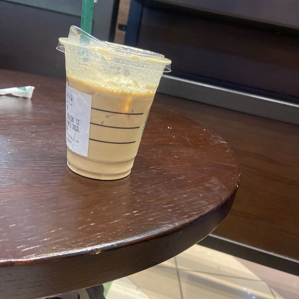 Das Foto wurde bei Starbucks von Fahad ⚖. am 5/22/2022 aufgenommen