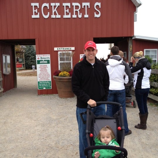 Foto diambil di Eckert&#39;s Millstadt Fun Farm oleh Elvi C. pada 10/20/2012
