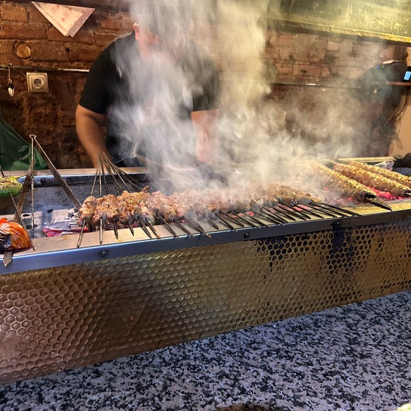 Photo taken at Eski Babel Ocakbaşı Restaurant by Cio on 5/8/2023