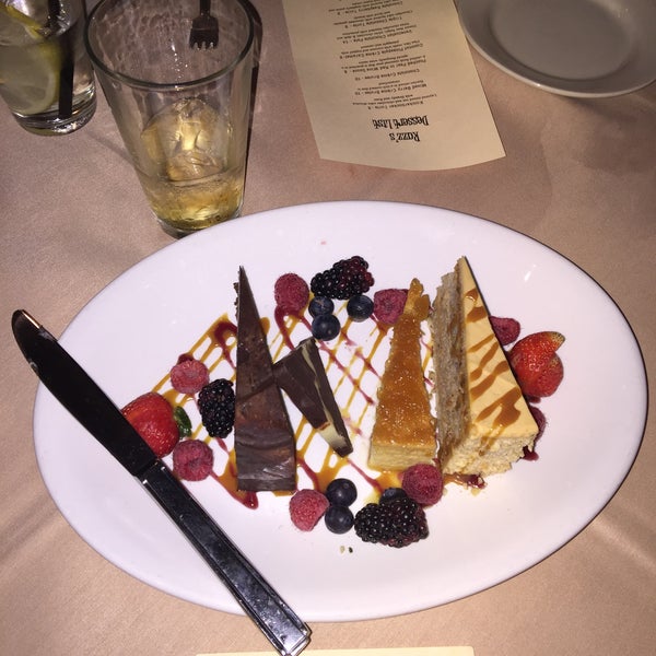 Das Foto wurde bei Razz&#39;s Restaurant &amp; Bar von Sulena R. am 11/7/2015 aufgenommen