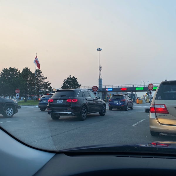 U.S./Canada Border ChamplainSt. Bernard de Lacolle Crossing 71 tips