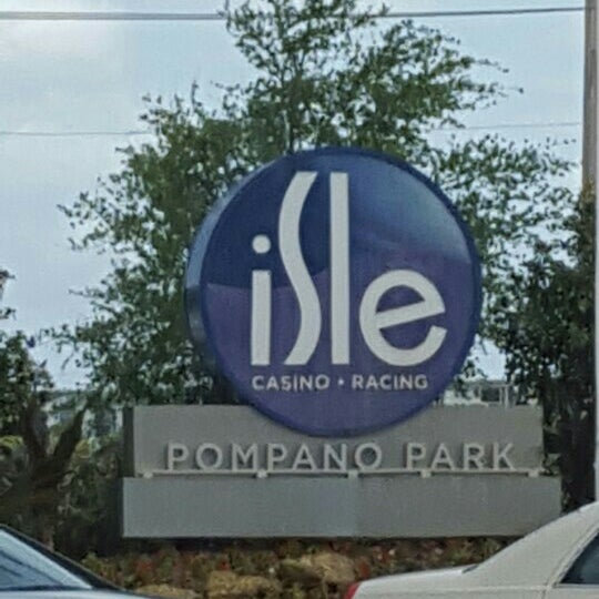 Foto tirada no(a) Isle Casino Racing Pompano Park por Mrs. C. em 4/17/2016