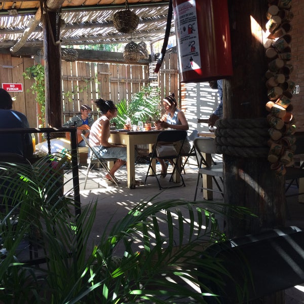 Cute brunch place in cabo, delicious Benedict eggs, crispy bacon, smooth cafe latte and cappuccino... You can't go wrong. Too top it off : live guitar music( not too loud for breakfast)