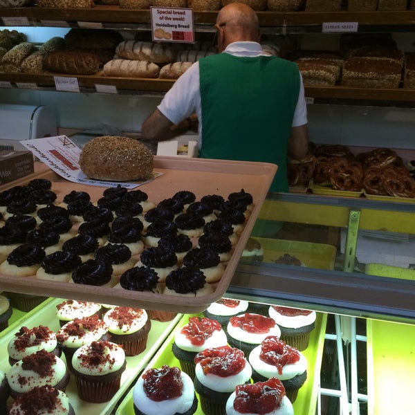 9/12/2015 tarihinde Karen G.ziyaretçi tarafından Heidelberg Pastry Shoppe'de çekilen fotoğraf