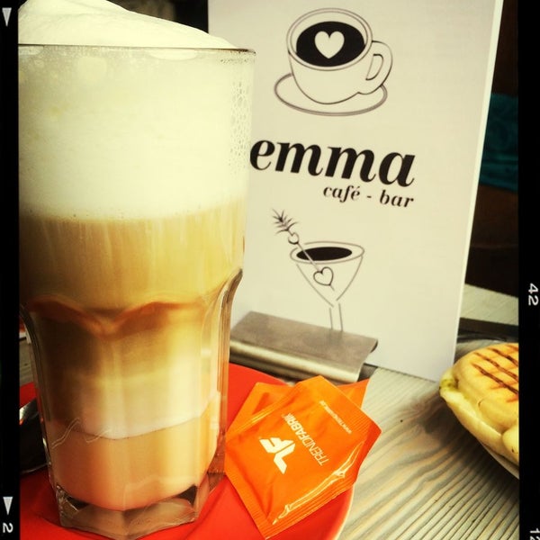 Das Foto wurde bei emma Café-Bar von Markus am 5/3/2014 aufgenommen