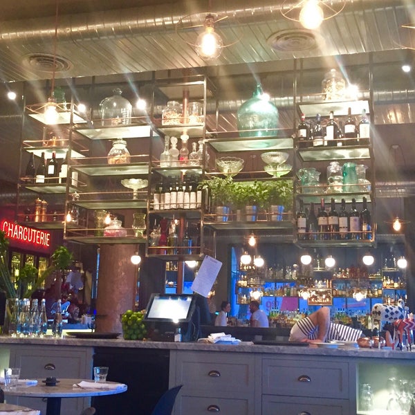 6/17/2015 tarihinde Neslihan U.ziyaretçi tarafından Colonie Bar &amp; Brasserie'de çekilen fotoğraf