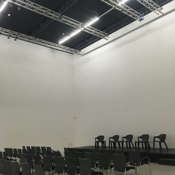 Foto diambil di DOX Centre for Contemporary Art oleh Jakub B. pada 12/5/2022