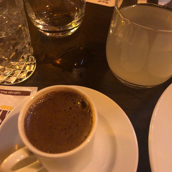 รูปภาพถ่ายที่ Kahverengi Cafe &amp; Karaoke Bar โดย Rıfat A. เมื่อ 11/21/2019