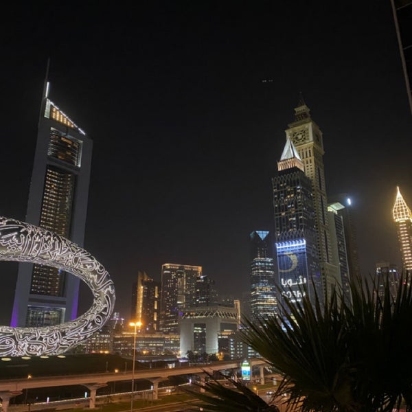 Foto tirada no(a) Crowne Plaza Dubai por TURKI .. em 8/29/2022