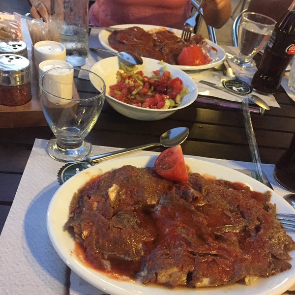 Das Foto wurde bei Özdoyum Restaurant von Merve K. am 6/23/2017 aufgenommen
