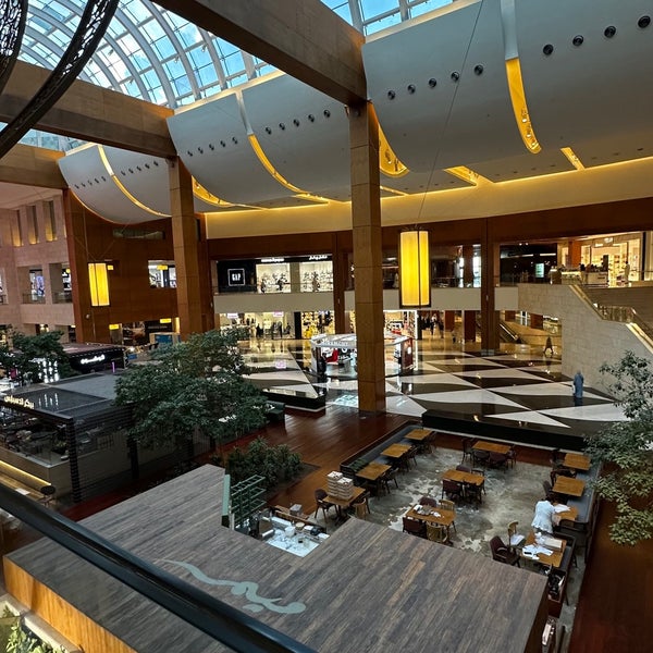 Foto diambil di 360° Mall oleh Bandar A. pada 4/7/2024