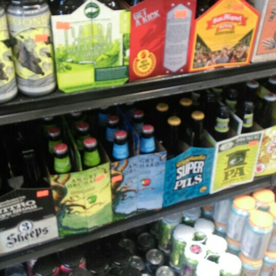 Hank's Party Store Convenience Store in Ravenswood
