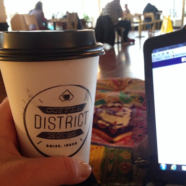 3/10/2014 tarihinde Samantha H.ziyaretçi tarafından The District Coffee House'de çekilen fotoğraf