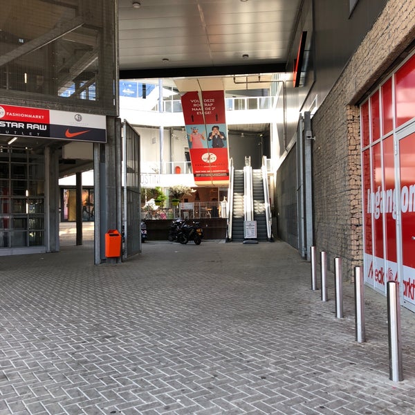 Koopcentrum Akerpoort - Shopping Mall in Stadsdeel Nieuw-West
