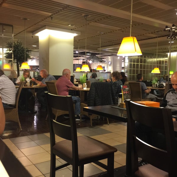 Foto tirada no(a) DINEA Café &amp; Restaurant por Blgn em 8/25/2018