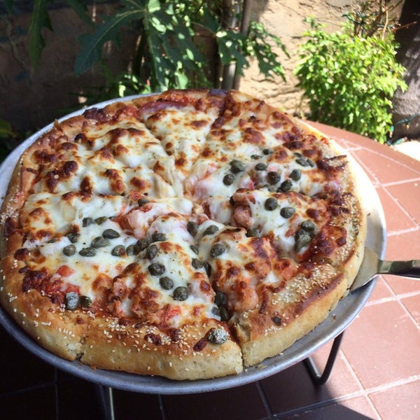 Das Foto wurde bei The Pizza Place &amp; Garden Cafe von The Pizza Place &amp; Garden Cafe am 8/26/2015 aufgenommen