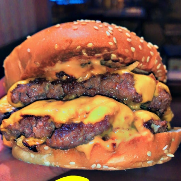 Foto tirada no(a) Army Burger por Ꮋ 𝐄 𝐌 . em 3/11/2022