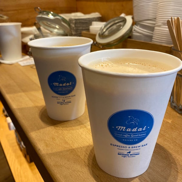 2/4/2022 tarihinde Caity R.ziyaretçi tarafından Madal Cafe - Espresso &amp; Brew Bar'de çekilen fotoğraf
