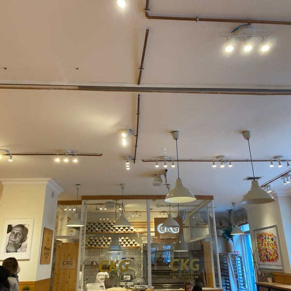 Foto scattata a Madal Cafe - Espresso &amp; Brew Bar da Caity R. il 2/4/2022