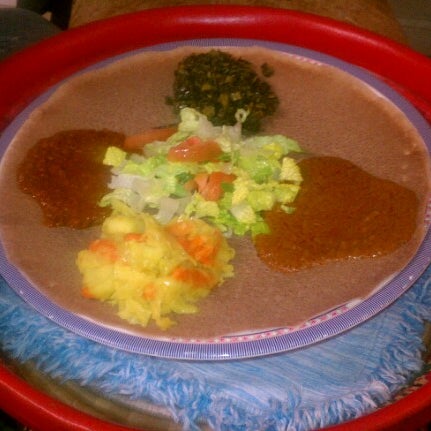 1/26/2013 tarihinde Diogoziyaretçi tarafından Mudai Ethiopian Restaurant'de çekilen fotoğraf