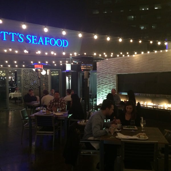 Foto tirada no(a) Scott&#39;s Seafood por Michele W. em 2/21/2015