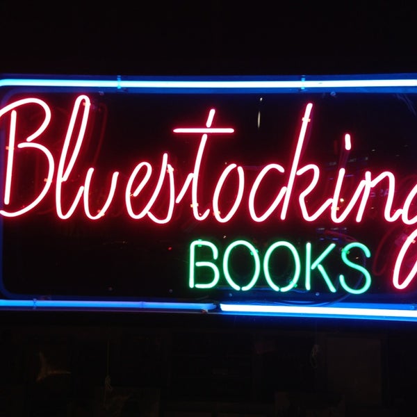 รูปภาพถ่ายที่ Bluestocking Books โดย Ira S. เมื่อ 1/20/2013