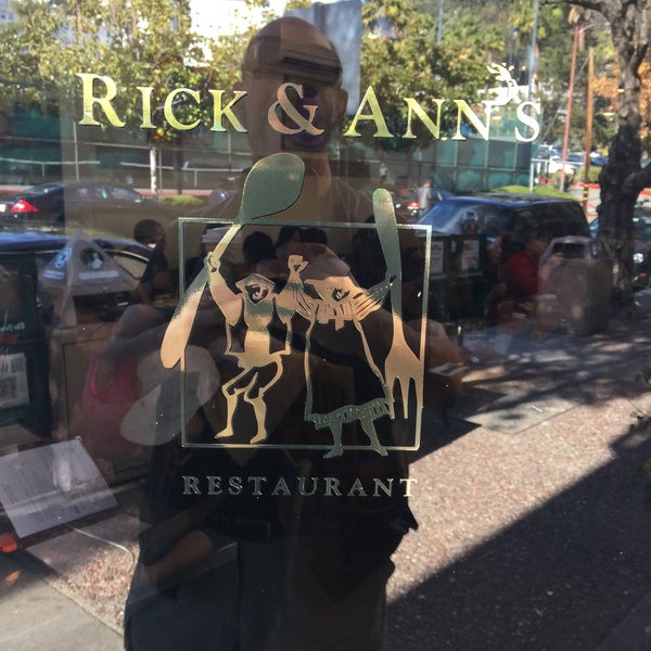 Foto diambil di Rick &amp; Ann&#39;s Restaurant oleh Ira S. pada 11/21/2015