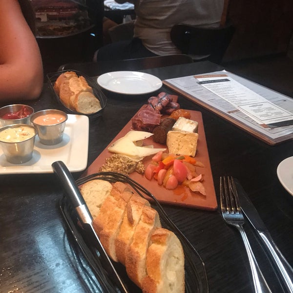 Das Foto wurde bei Local Restaurant &amp; Bar von Jolyn K. am 7/29/2019 aufgenommen