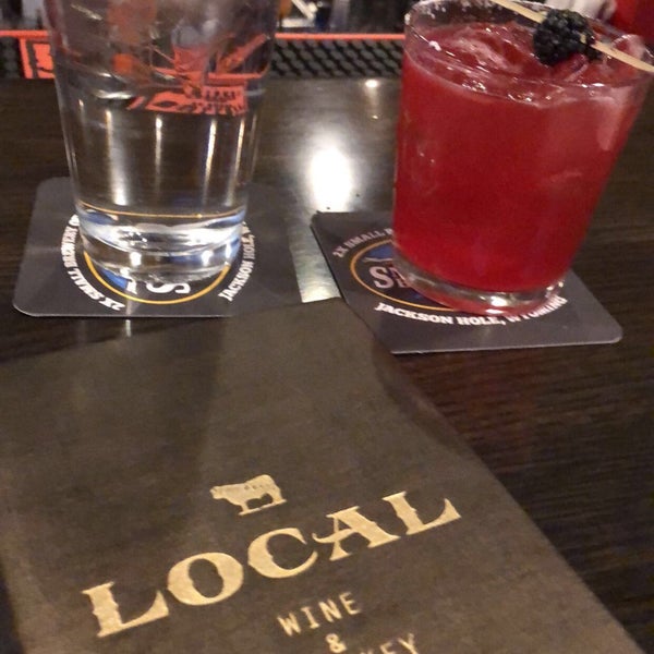Foto tirada no(a) Local Restaurant &amp; Bar por Jolyn K. em 6/2/2018