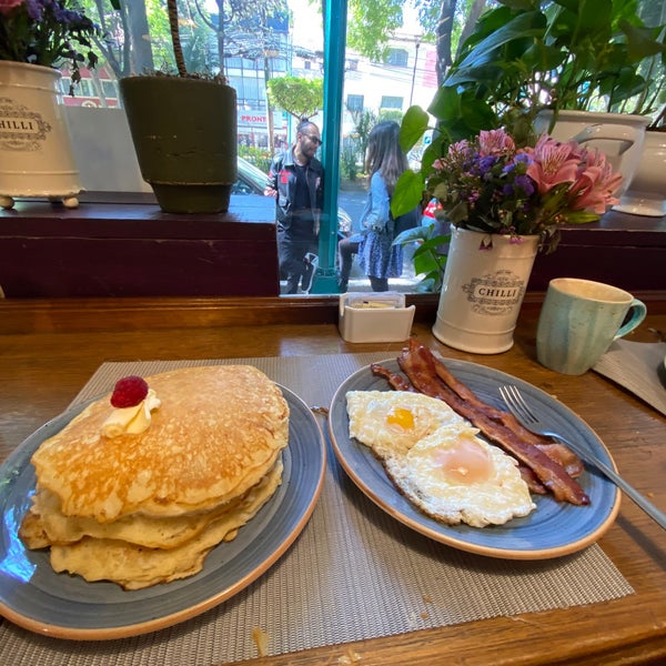 Small restaurant, the breakfast is good but not the best. I tried the pancakes and it was good.